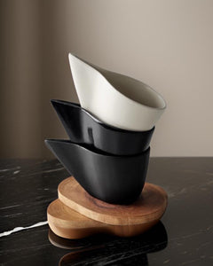 GöKHAN ZiNCiR - SHADOW - black or white ceramic cup with natural wood plate